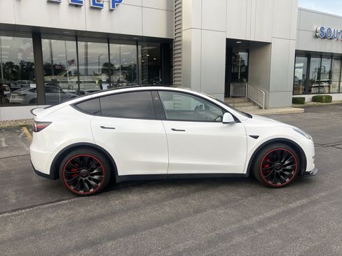 Used 2023 Tesla Model Y Performance AWD/4WD image 8