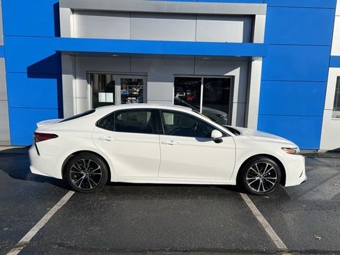 Used 2018 Toyota Camry L image 4