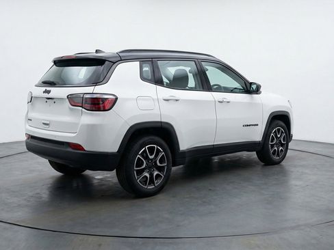 Used 2025 Jeep Compass Trailhawk image 9