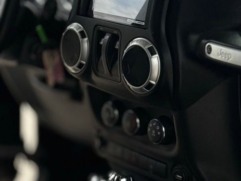 Used 2016 Jeep Wrangler Rubicon w/ Power Convenience Group image 18