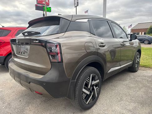 Used 2025 Nissan Kicks SV w/ Illumination Package image 4