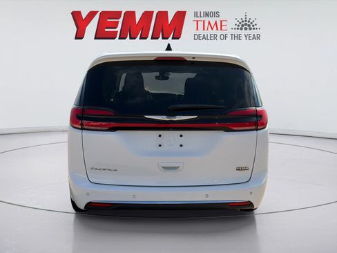 Used 2023 Chrysler Pacifica Touring-L FWD image 7