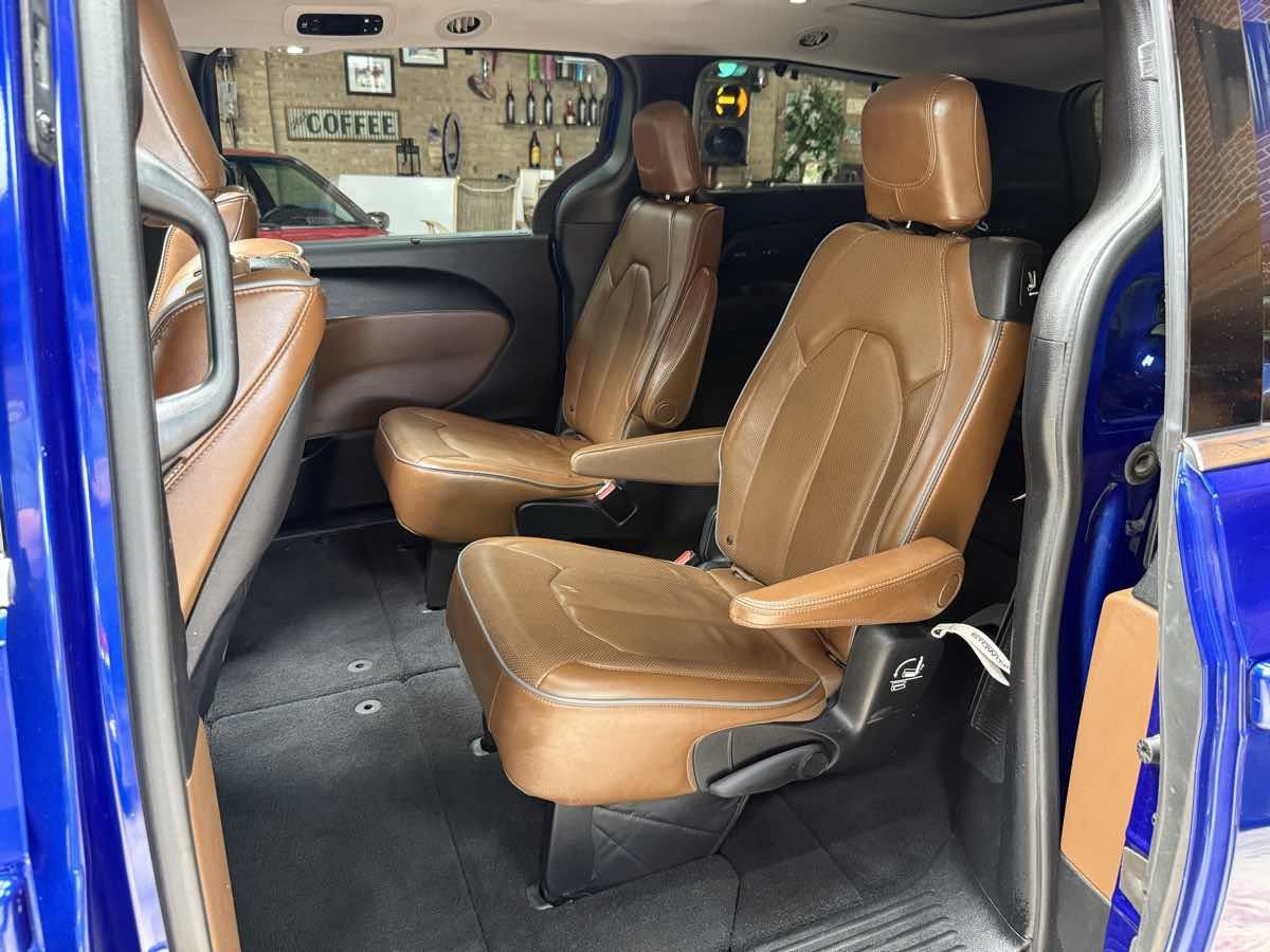 Used 2018 Chrysler Pacifica Limited w/ Tire & Wheel Group FWD image 28