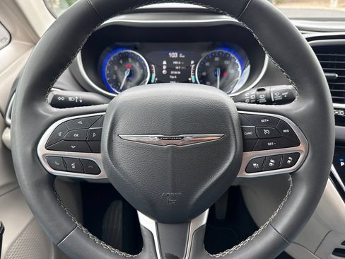 Used 2024 Chrysler Pacifica Touring-L FWD image 34