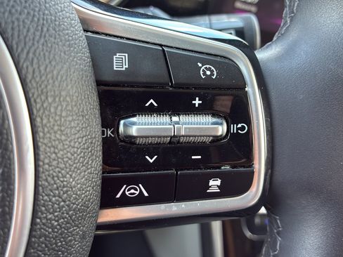 Used 2024 Kia Carnival EX FWD image 28