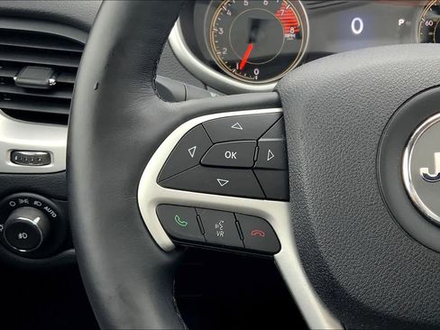 Used 2017 Jeep Cherokee Limited image 23