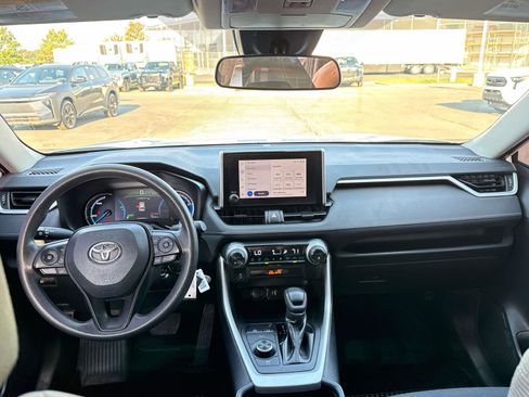 Used 2024 Toyota RAV4 LE AWD/4WD image 15