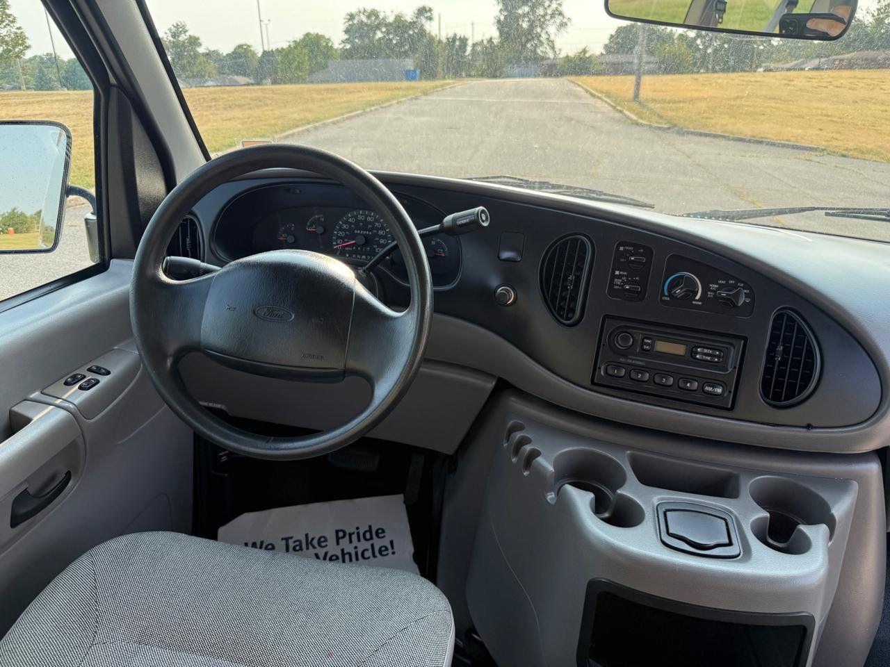 Used 2002 Ford E-150 and Econoline 150 Wagon RWD image 12