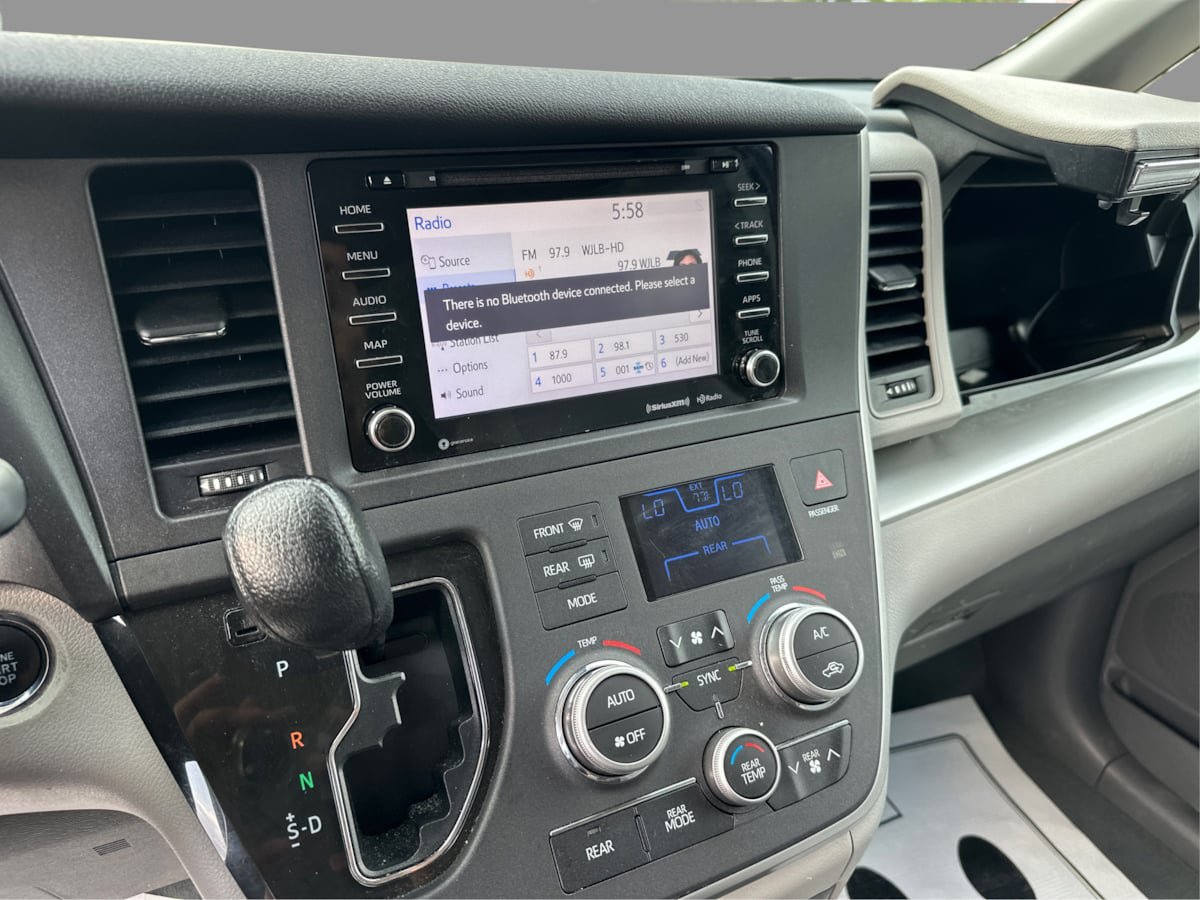 Used 2020 Toyota Sienna LE w/ LE Preferred Package FWD image 45
