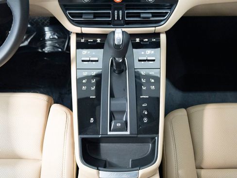 Certified 2025 Porsche Macan AWD/4WD image 17