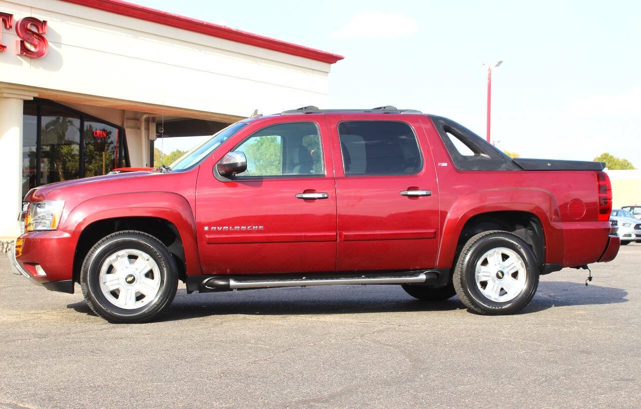 Used 2008 Chevrolet Avalanche LT w/ LT Preferred Equipment Group AWD/4WD image 6