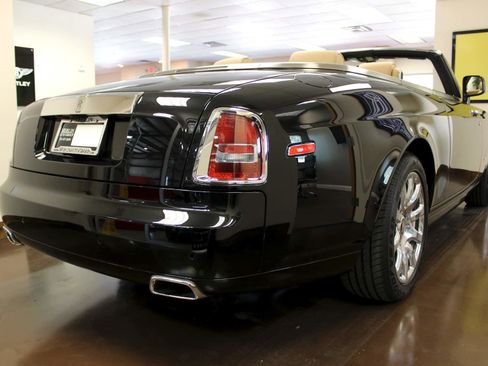 Used 2014 Rolls-Royce Phantom Drophead Coupe RWD image 27