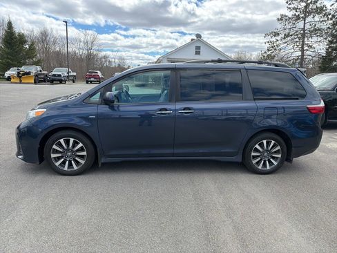 Used 2018 Toyota Sienna XLE w/ XLE Navigation Package AWD/4WD image 2