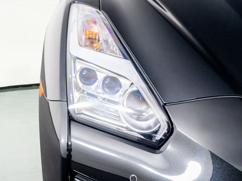 Used 2021 Nissan GT-R Premium image 25