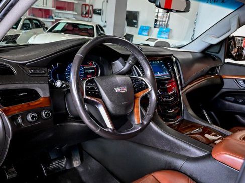 Used 2018 Cadillac Escalade ESV Luxury AWD/4WD image 14