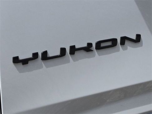 Used 2023 GMC Yukon SLT w/ SLT Premium Package image 14