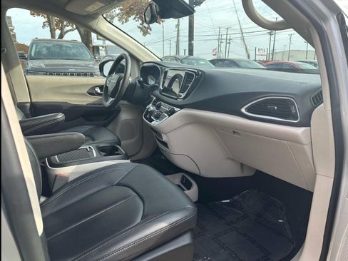 Used 2024 Chrysler Pacifica Touring-L image 11