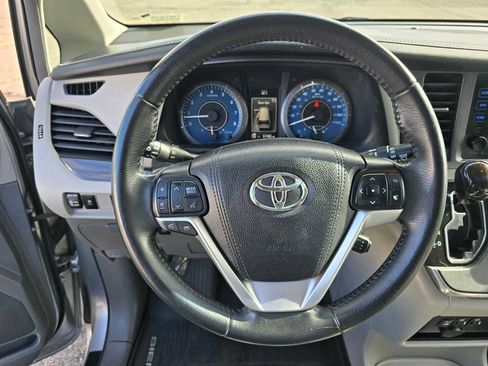 Used 2017 Toyota Sienna XLE image 23