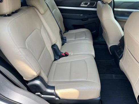 Used 2017 Ford Explorer XLT FWD image 18