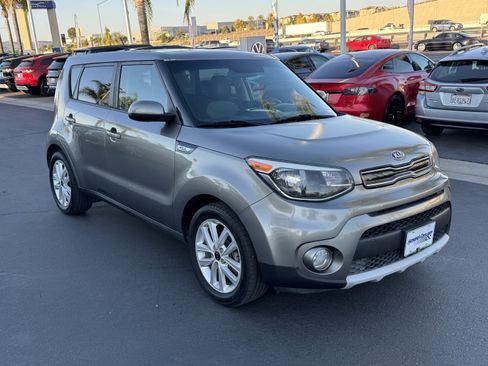 Used 2019 Kia Soul + image 2