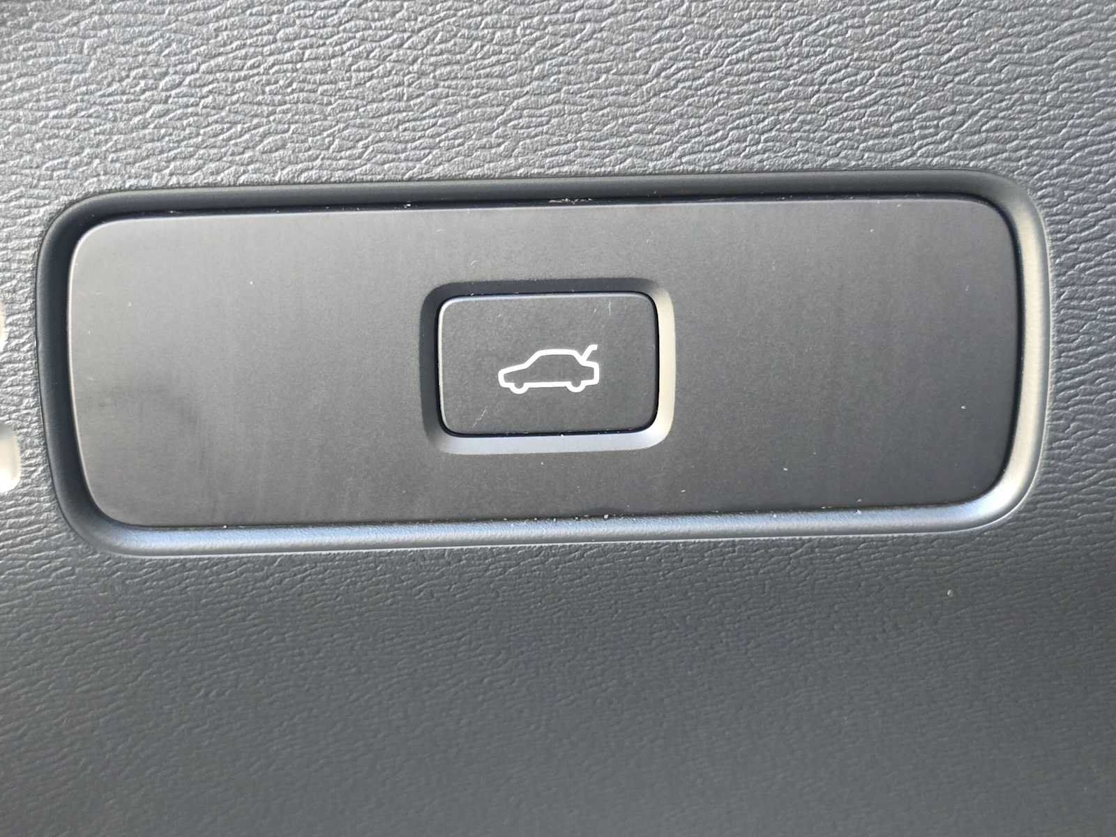 Certified 2023 Volvo XC40 B5 Ultimate w/ Protection Package Premier AWD/4WD image 32