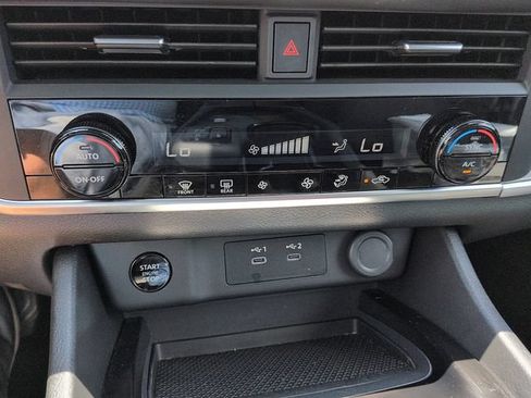 Used 2025 Nissan Rogue SV FWD image 21