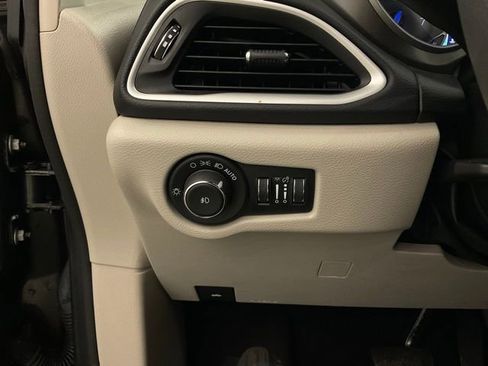 Used 2023 Chrysler Pacifica Touring-L FWD image 14