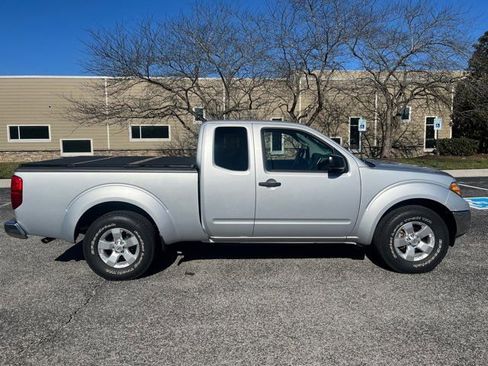 Used 2011 Nissan Frontier SV image 2