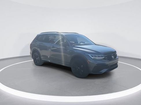 Certified 2024 Volkswagen Tiguan SE R-Line image 2