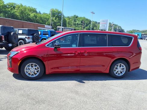 New 2027 Chrysler Pacifica Select FWD image 7