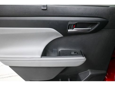 Used 2025 Toyota Highlander XLE image 26