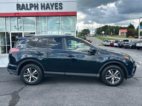 Used 2018 Toyota RAV4 XLE AWD/4WD image 2