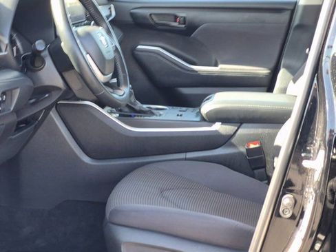 Used 2025 Toyota Highlander LE image 15