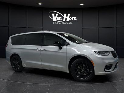 New 2026 Chrysler Pacifica Limited w/ S Appearance Package