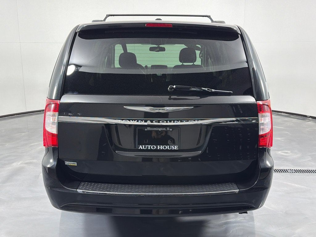 Used 2013 Chrysler Town & Country Touring FWD image 6