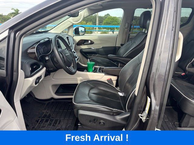 Used 2023 Chrysler Pacifica Limited FWD image 2