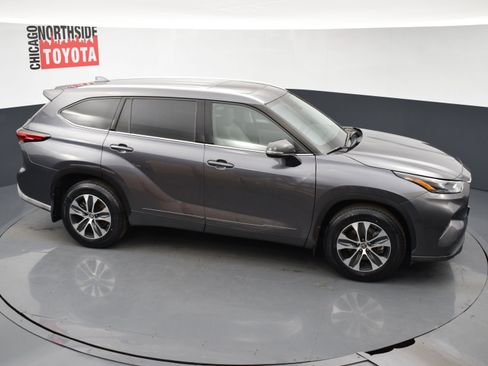Used 2022 Toyota Highlander XLE image 25