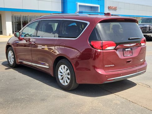 Used 2018 Chrysler Pacifica Touring-L image 3