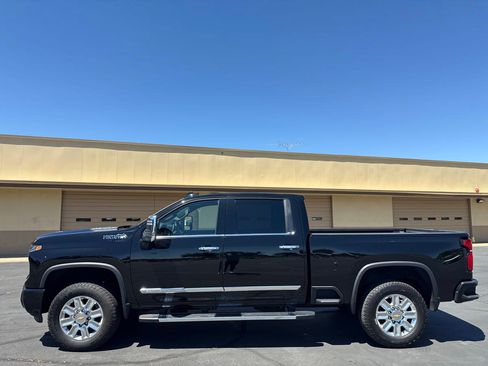 Used 2024 Chevrolet Silverado 2500 High Country w/ High Country Premium Package AWD/4WD image 5