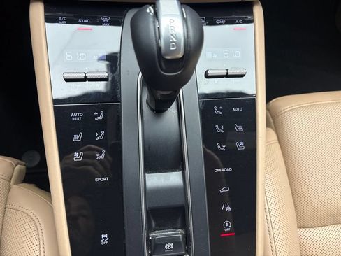 Certified 2023 Porsche Macan AWD/4WD image 36