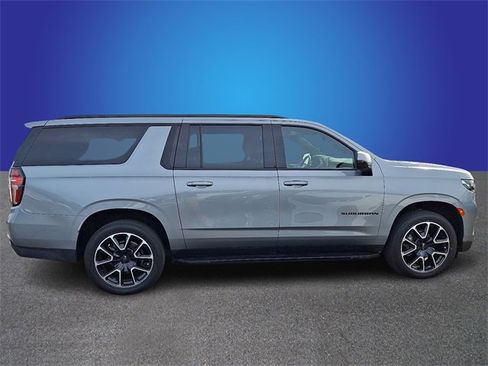 Used 2023 Chevrolet Suburban RST image 4