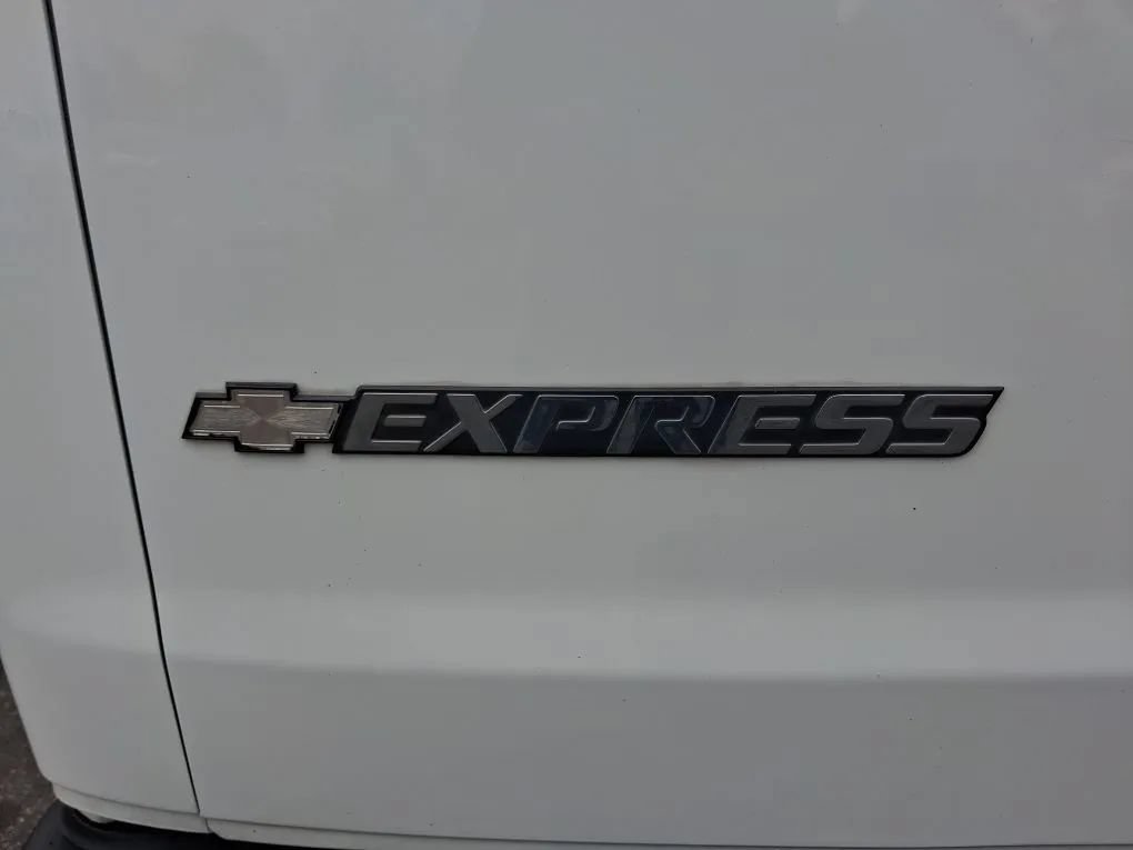 Used 2015 Chevrolet Express 2500 RWD image 12