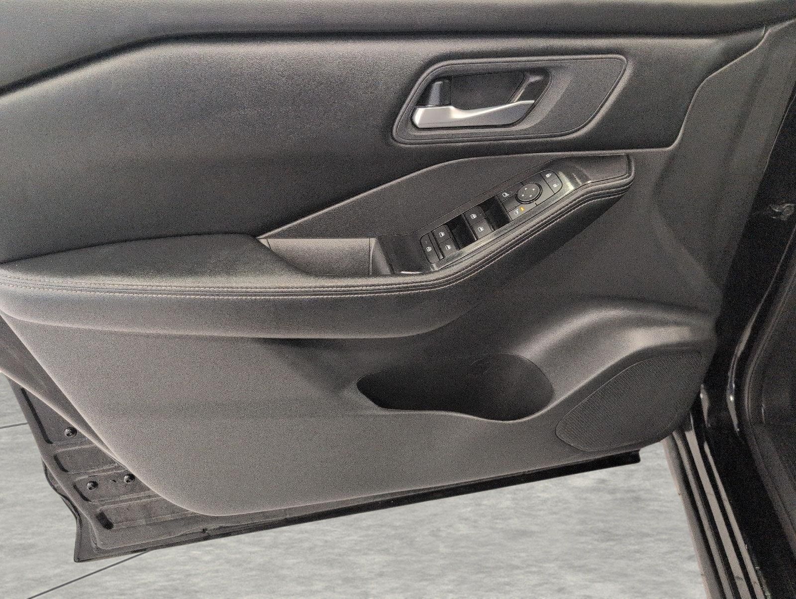 Used 2025 Nissan Rogue SV AWD/4WD image 25