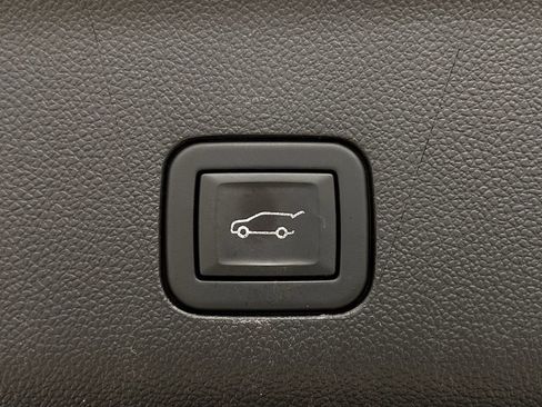 Used 2024 Chevrolet Suburban Premier RWD image 34