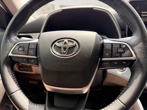Used 2023 Toyota Highlander XLE AWD/4WD image 16