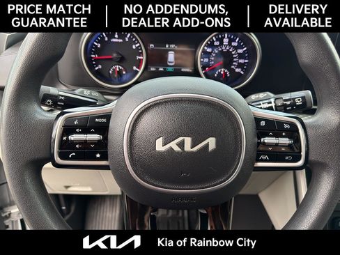 Used 2023 Kia Carnival LX image 21