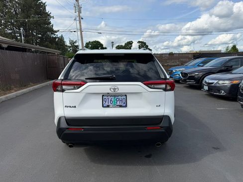 Used 2019 Toyota RAV4 LE FWD image 5