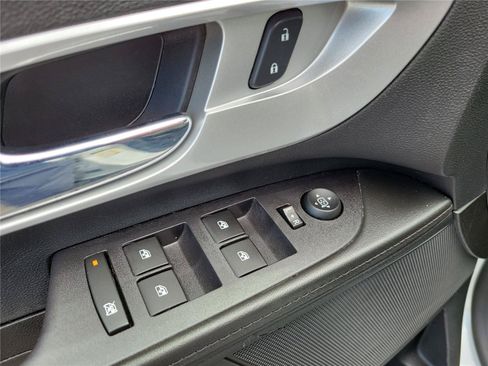 Used 2016 Chevrolet Equinox LTZ w/ Enhanced Convenience Package FWD image 20