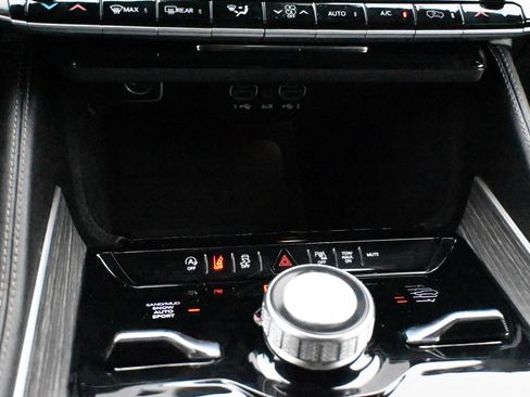 Used 2024 Jeep Wagoneer Series III AWD/4WD image 12