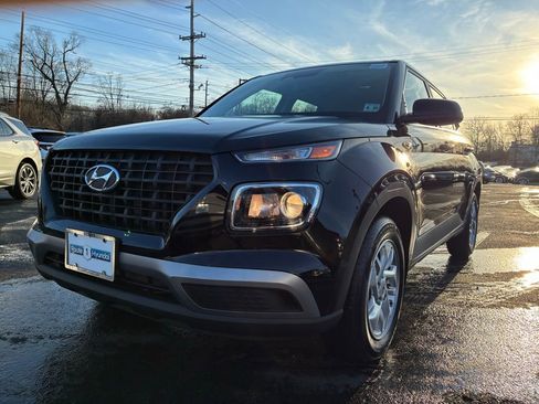 Used 2025 Hyundai Venue SE image 3